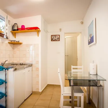 بيت للعطل Charming 5-Bed House In Split *