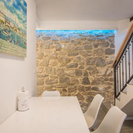 Charming 5-Bed House In Split بيت للعطل *